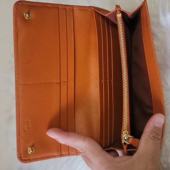 PRADA - Picture 8 of 16